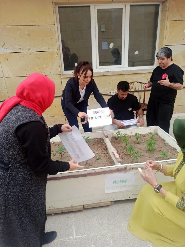 Ankara'nın ilçesi Sincan Belediyesi bünyesindeki engelli kursiyerlerin el sanatlarından organik
