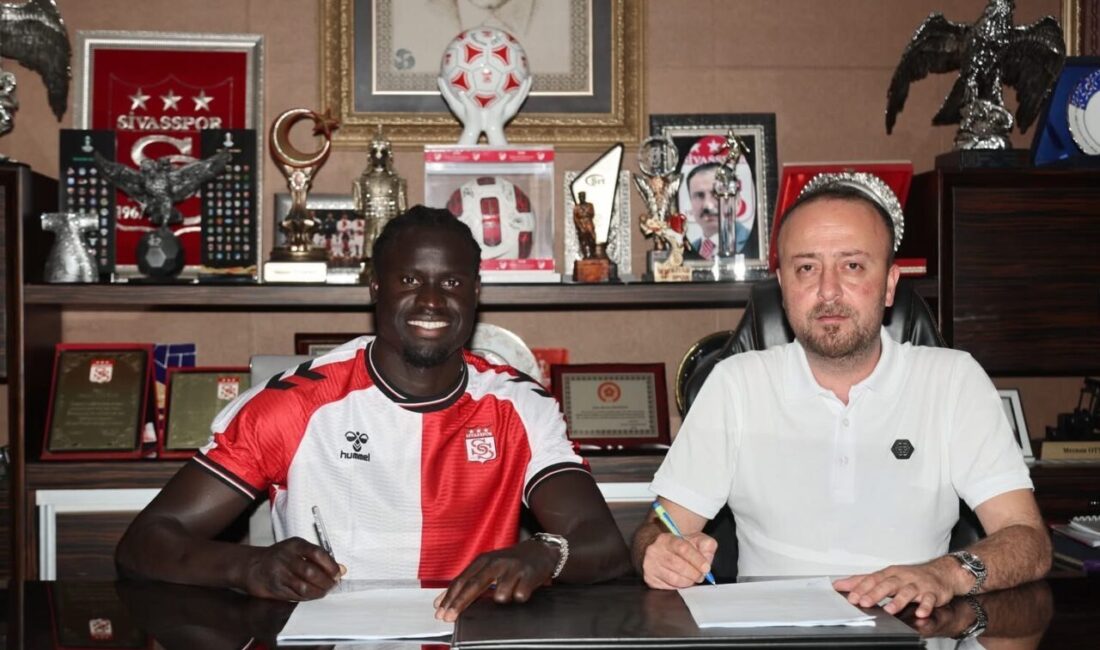 Sivasspor, Senegalli futbolcu Aliou Badji’yi kadrosuna kattı.