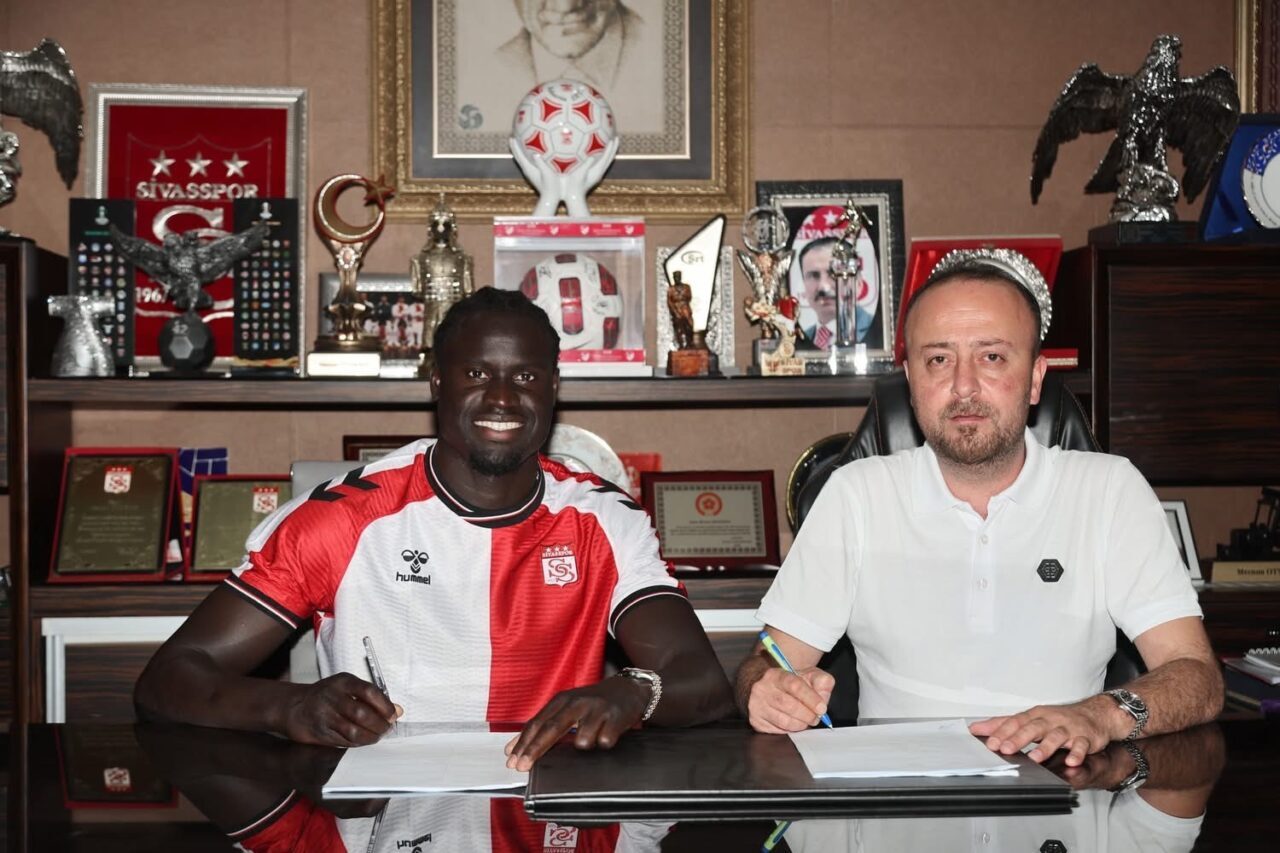 Sivasspor, Senegalli futbolcu Aliou Badji’yi kadrosuna kattı.