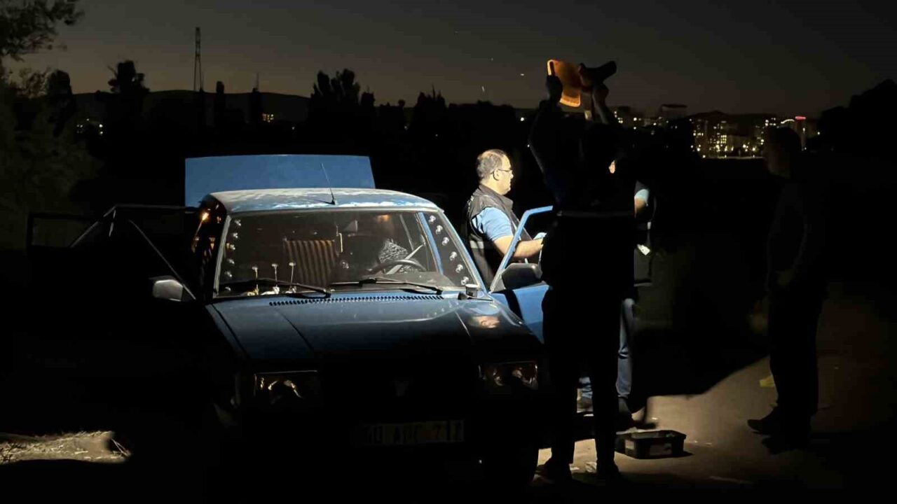 Sivas’ta çıkan kavgada birbirlerini silahla vuran 2 kişi yaralandı.