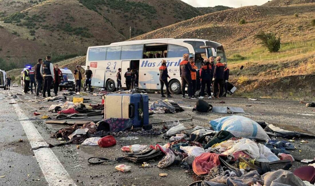 Sivas’ta kontrolden çıkan yolcu otobüsünün dağ yamacına çarpması sonucu meydana