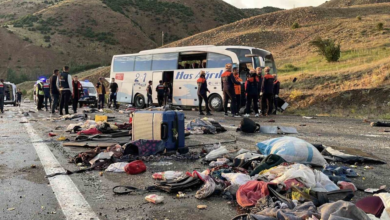 Sivas’ta kontrolden çıkan yolcu otobüsünün dağ yamacına çarpması sonucu meydana