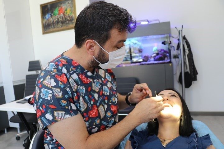 Sivas Medicana Hastanesi Kardiyoloji Bölümü Uzmanı Dr. İsmail Erdoğu, diş