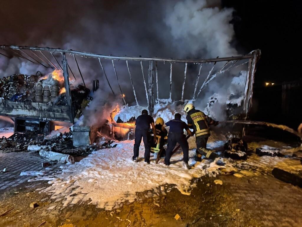 Kayseri’nin Melikgazi ilçesinde tır dorsesinde çıkan yangın, itfaiye ekiplerinin müdahalesi