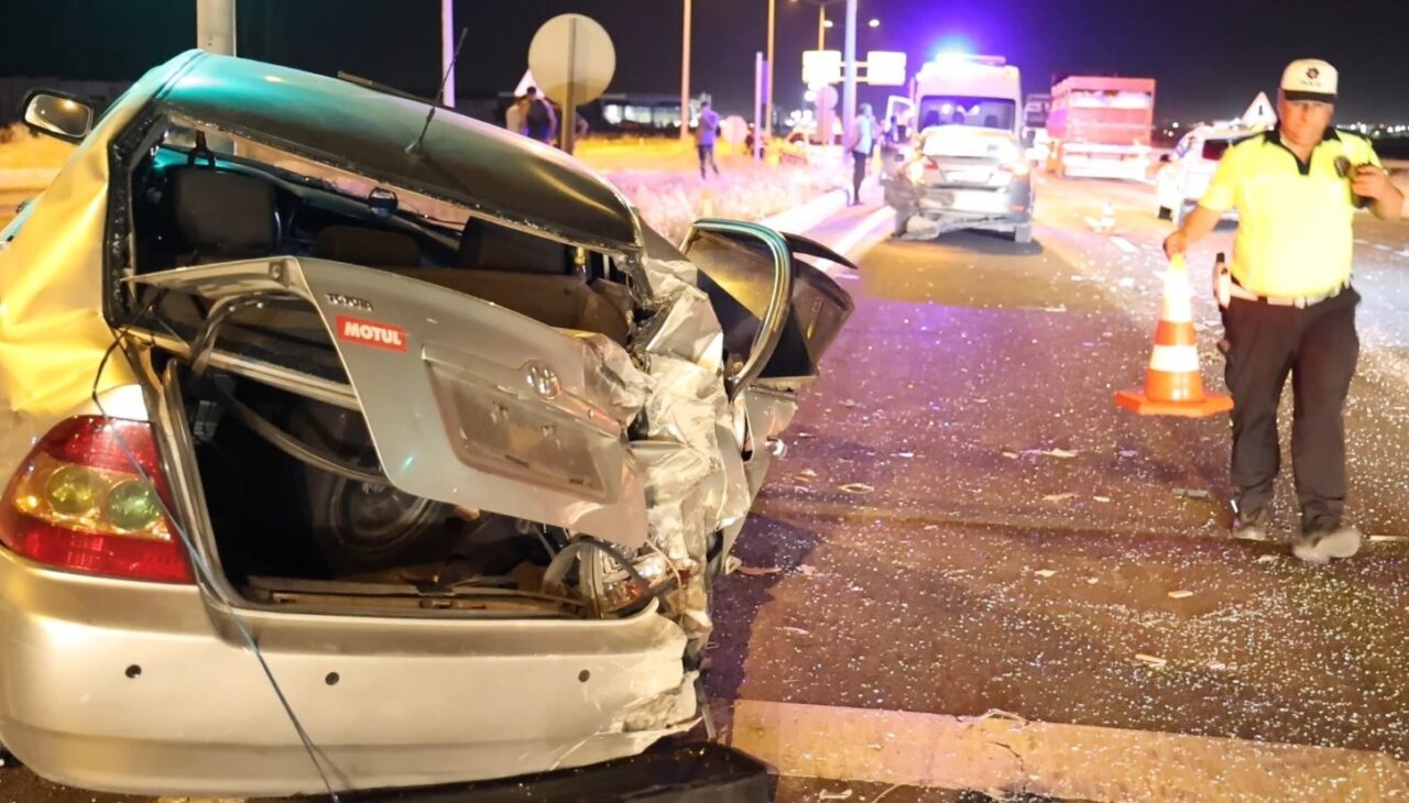 Aksaray’da tırın 2 otomobile çarptığı trafik kazasında 1 kişi yaralandı.