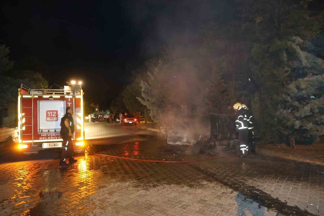 Nevşehir’de Tofaş otomobil park edildikten kısa bir süre sonra yanmaya