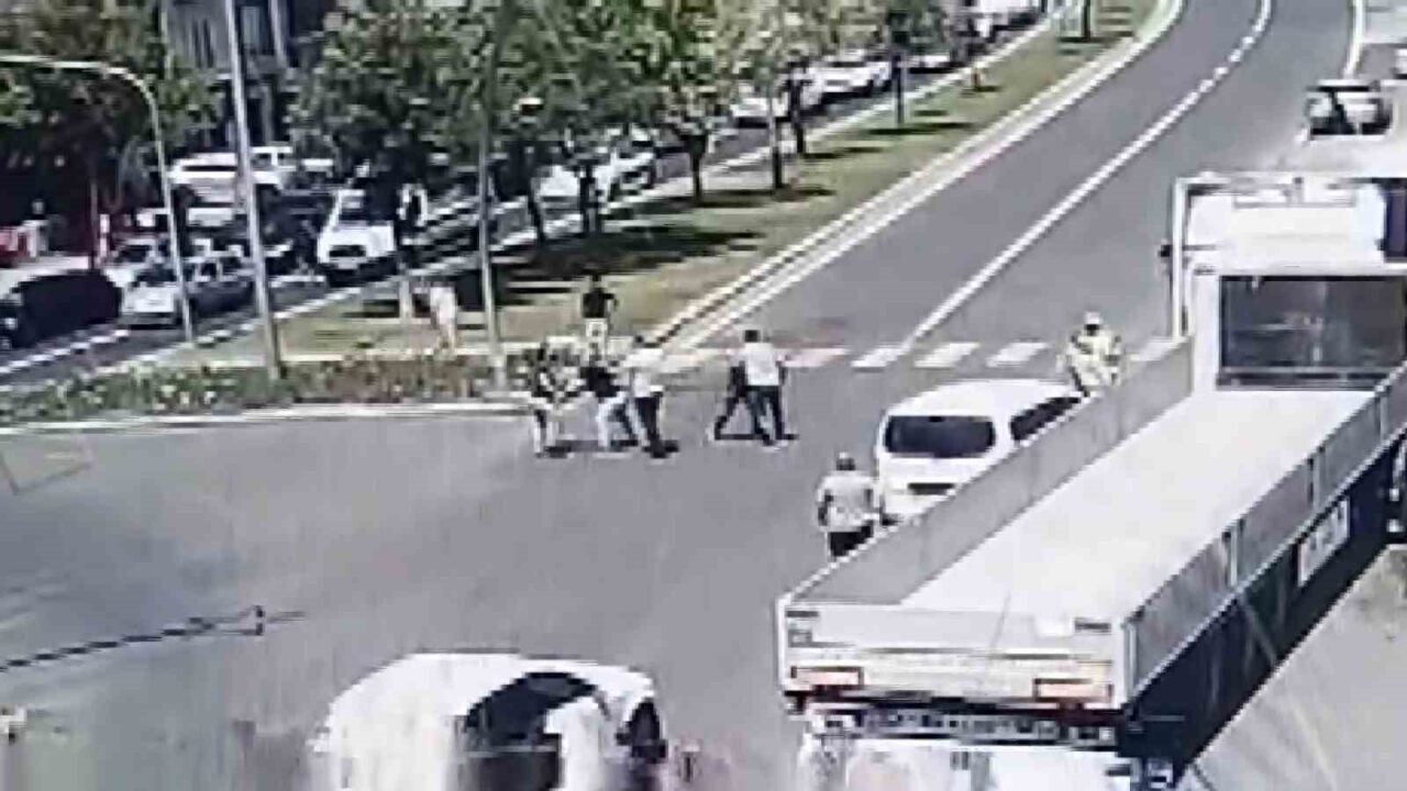 Nevşehir’de trafikte ‘niye yavaş gidiyorsun’ tartışması karakolda bitti. Trafikte yaşananlar