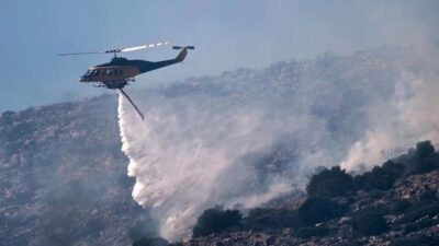 Türkiye’nin komşusu Yunanistan’da etkisini sürdüren aşırı sıcaklar, orman yangınlarıyla birlikte