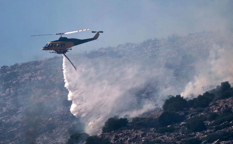 Türkiye’nin komşusu Yunanistan’da etkisini sürdüren aşırı sıcaklar, orman yangınlarıyla birlikte