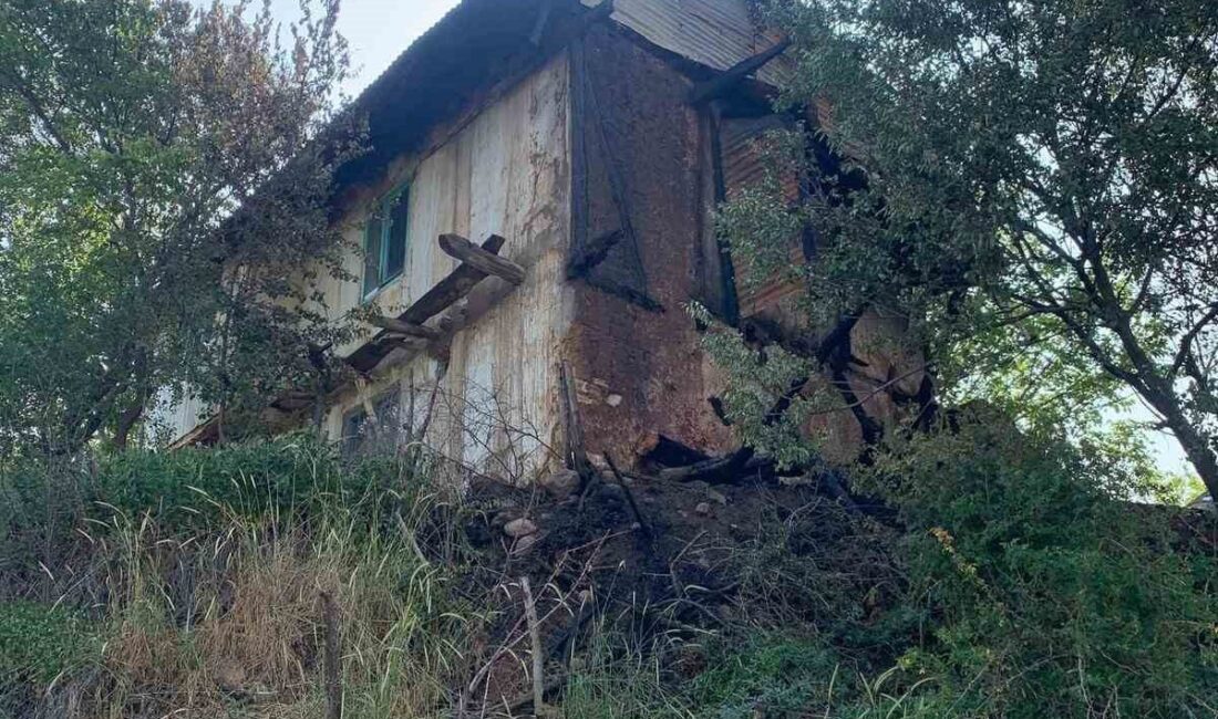 Eskişehir’in Mihalıççık ilçesinde çıkan yangında ahşap evinde maddi hasar meydana