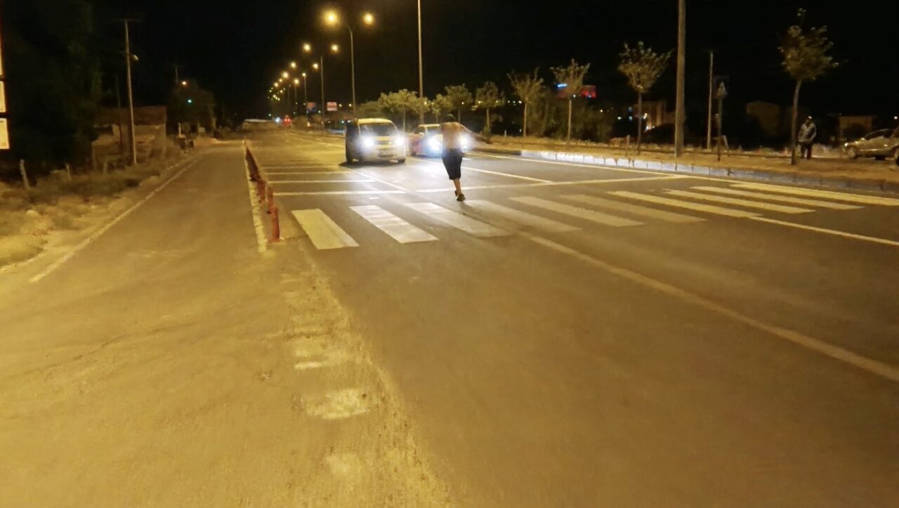 Aksaray’da alkol aldıktan sonra evden çıkan şahıs yarı çıplak vaziyette