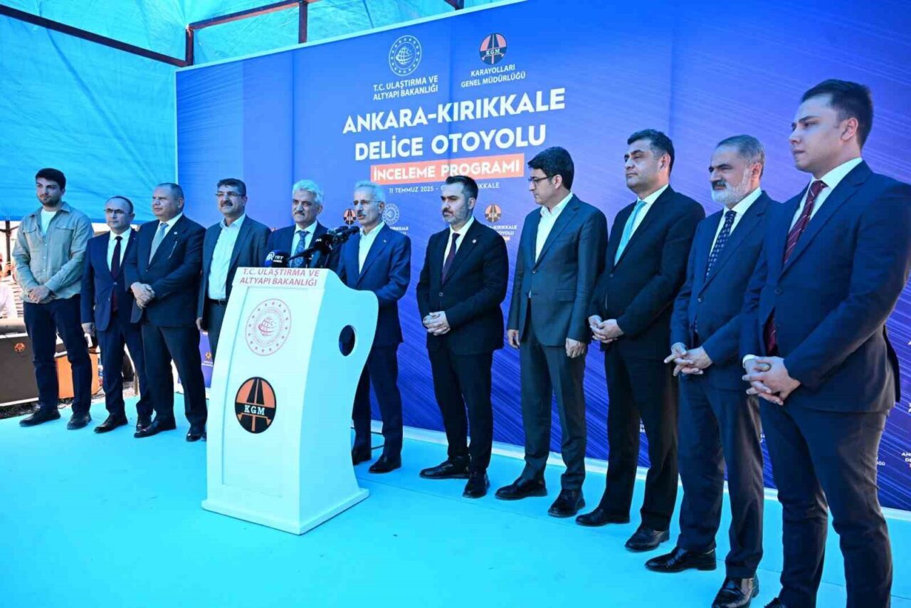 Ulaştırma ve Altyapı Bakanı Abdulkadir Uraloğlu yapım çalışmaları devam eden