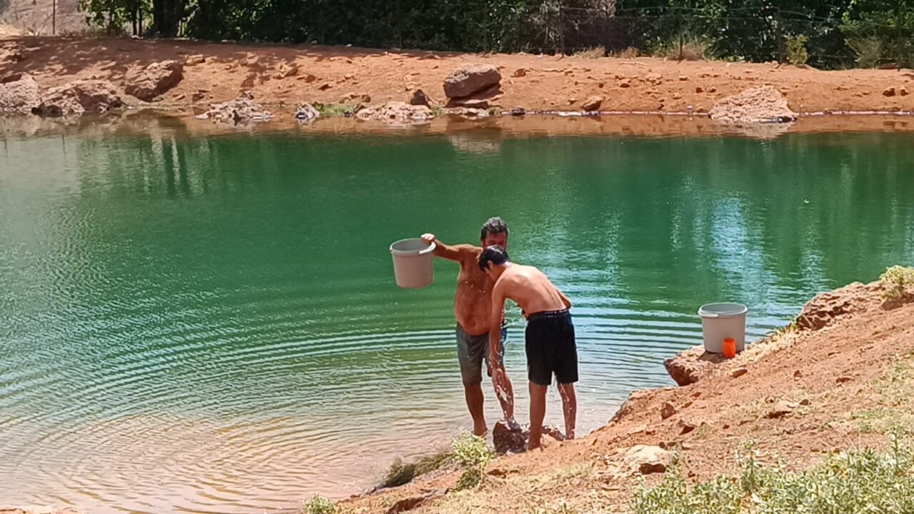 Kayseri’nin Develi ilçesinde bulunan doğal gölet, acı suyu ile misafirlerini