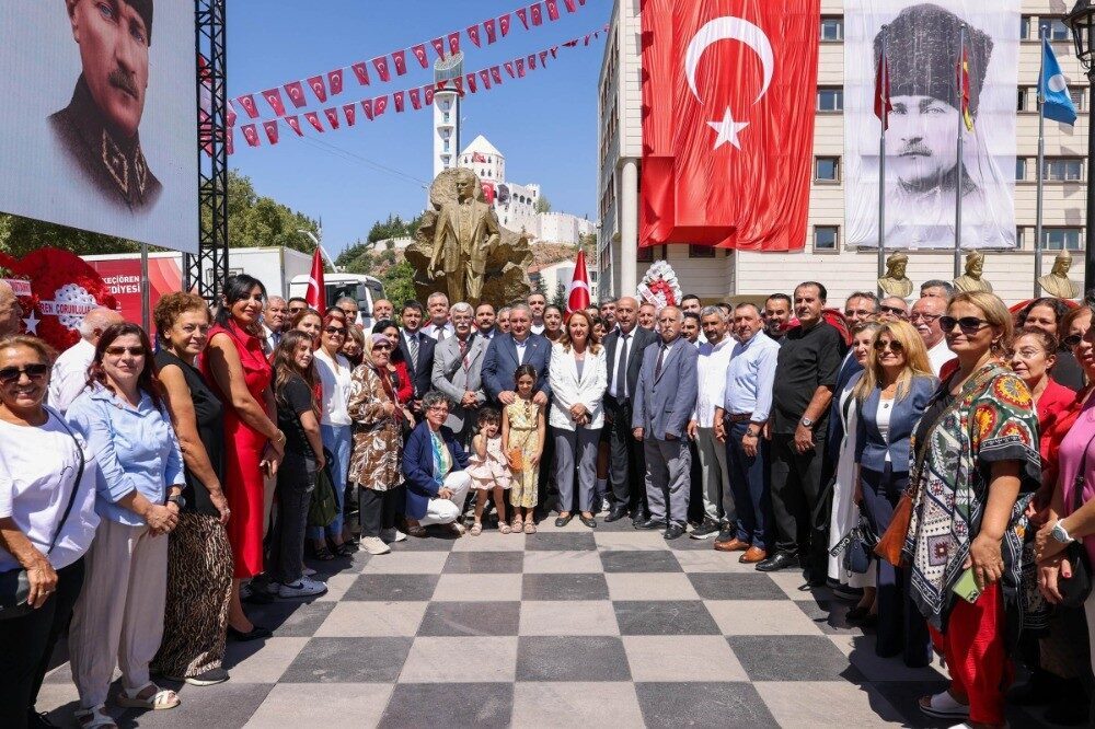 Ankara Keçiören’de, 30 Ağustos Zafer Bayramı kutlamaları çelenk sunumu ile