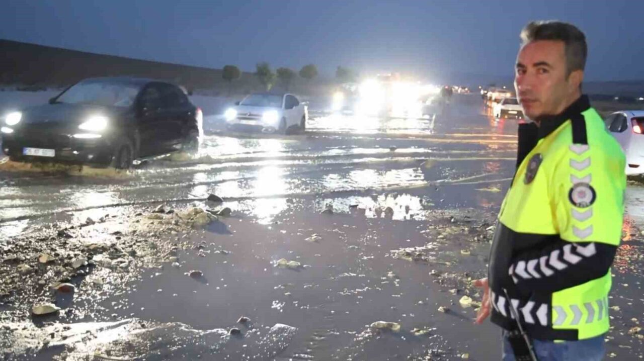 Aksaray’da sağanağın yol açtığı sel suları Aksaray-Nevşehir karayolunu göle çevirdi.