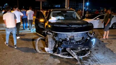Aksaray’da TOGG marka araç, kavşakta bir başka otomobil ile çarpışarak