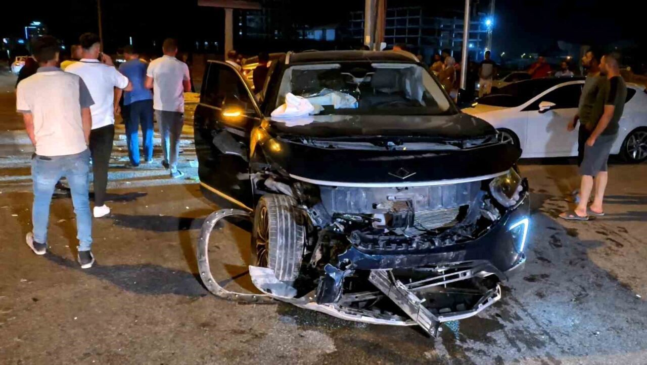 Aksaray’da TOGG marka araç, kavşakta bir başka otomobil ile çarpışarak