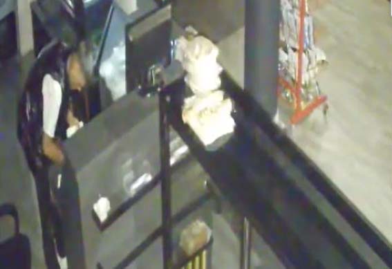 Başkent Ankara’nın Akyurt ilçesinde bir markette yaşanan hırsızlık anları güvenlik