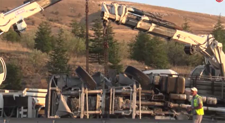 Ankara’nın Etimesgut ilçesinde sürücüsünün hakimiyetini kaybettiği beton mikserinin kontrolden çıkarak,