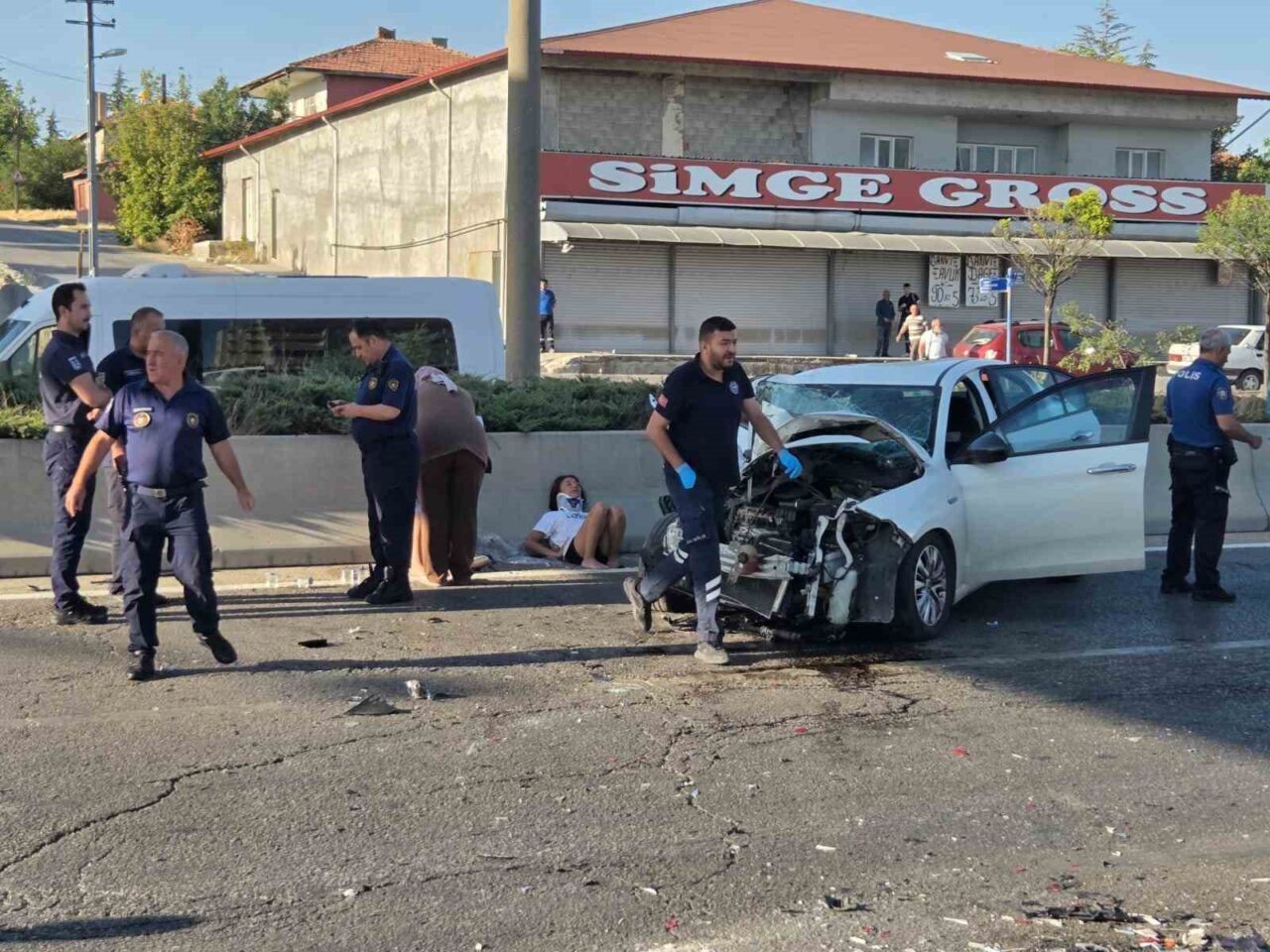 Başkent Ankara’nın Elmadağ ilçesinde otomobilin otobüse çarpması sonucu 2 kişi