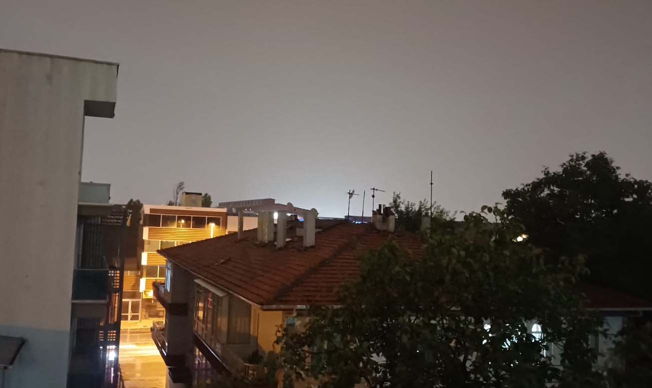 Başkent Ankara’da akşam saatlerinde etkili olan sağanak yağış, Etimesgut ilçesinde