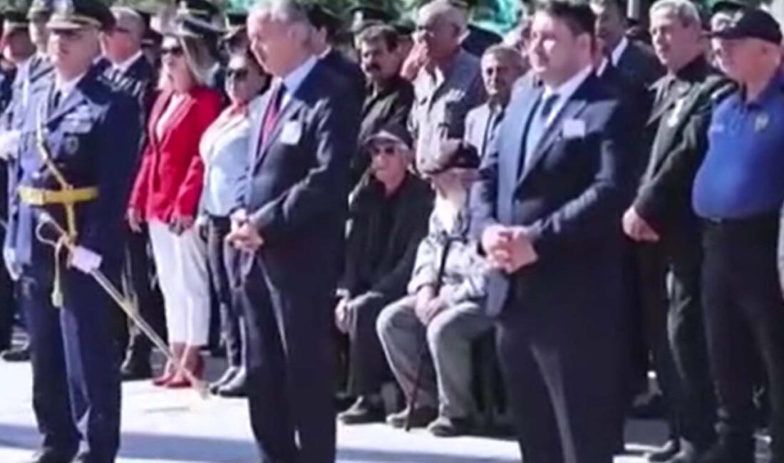 Ankara'nın ilçesi Kahramankazan’da 30 Ağustos Zafer Bayramı kutlamaları sırasında ayakta