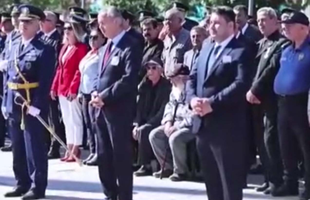 Ankara'nın ilçesi Kahramankazan’da 30 Ağustos Zafer Bayramı kutlamaları sırasında ayakta