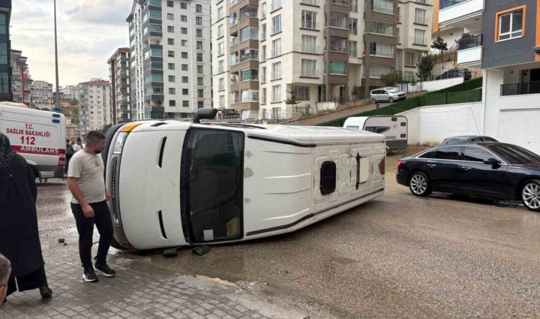Ankara’nın Mamak ilçesinde yağmur nedeniyle kayganlaşan yolda kontroldan çıkan minibüs,