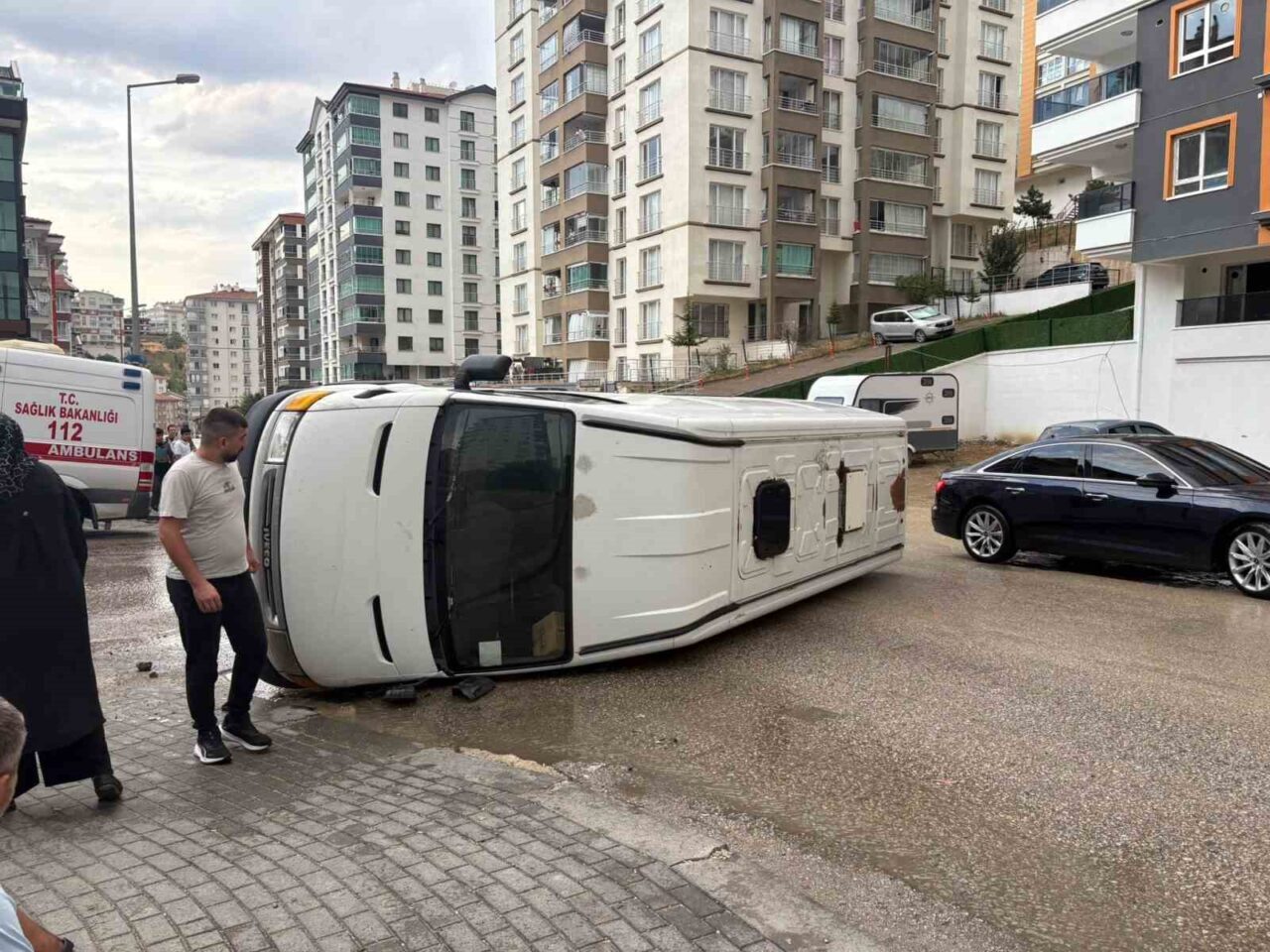 Ankara’nın Mamak ilçesinde yağmur nedeniyle kayganlaşan yolda kontroldan çıkan minibüs,