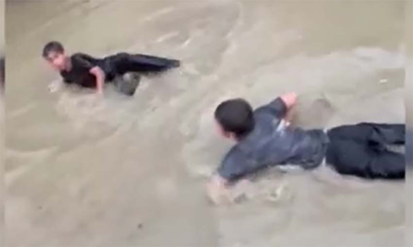 Ankara Polatlı’da sağanak sonrası meydana gelen sel sularında yüzen çocukların