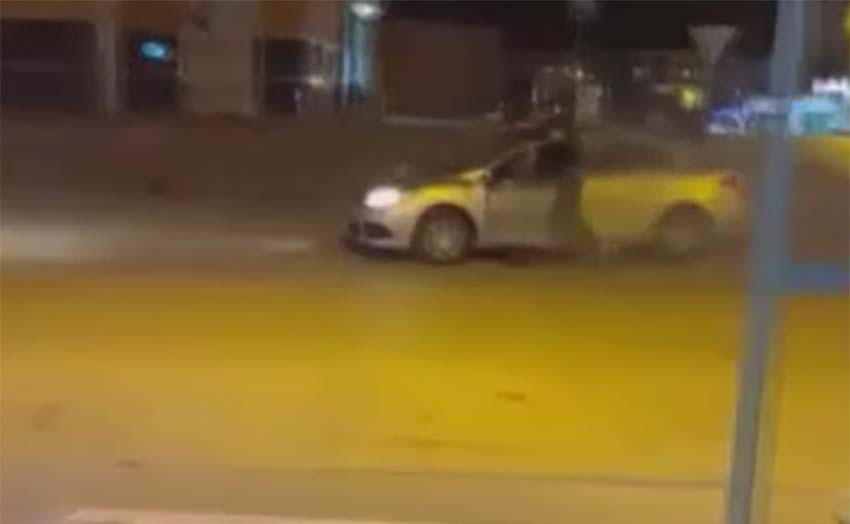 Ankara’da otomobilin içinden havai fişek ateşleyen şehir magandaları, çevredekileri korkuttu.