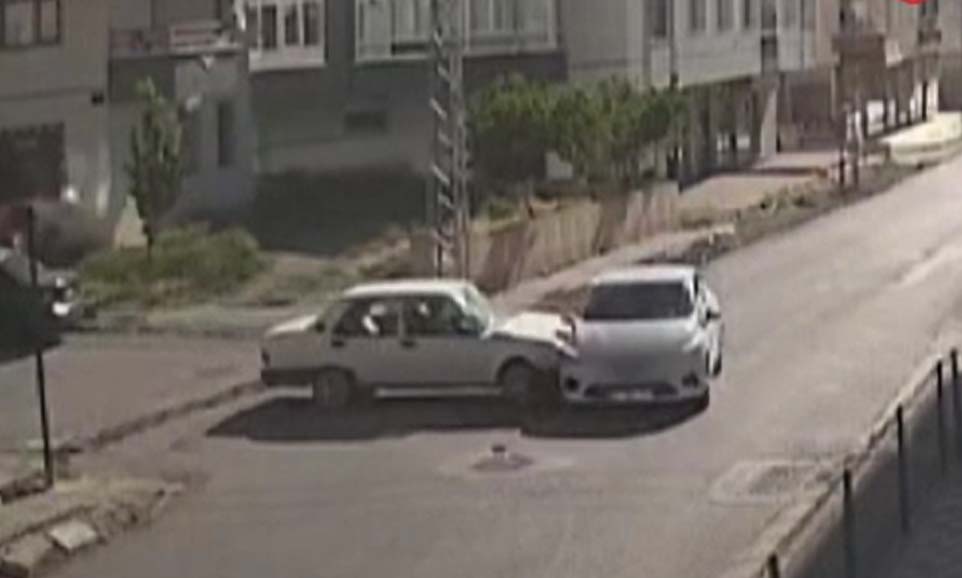 Ankara Sincan'da cadde ve sokak kesişiminde iki aracın karıştığı trafik