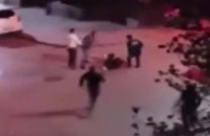 Başkent Ankara’nın Yenimahalle ilçesinde 7 kişilik grup bir adamı önce