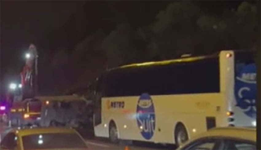 Ankara’nın Mevlana Bulvarı merkez istikametinde bir yolcu otobüsünün kamyonete arkadan