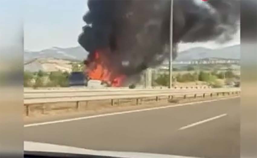 Başkent Ankara’nın Kızılcahamam ilçesinde eyir halindeyken alev alan yolcu otobüsü