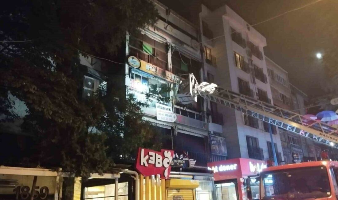 Ankara’nın Çankaya ilçesi Kızılay'da bulunan bir binada çıkan yangın itfaiye