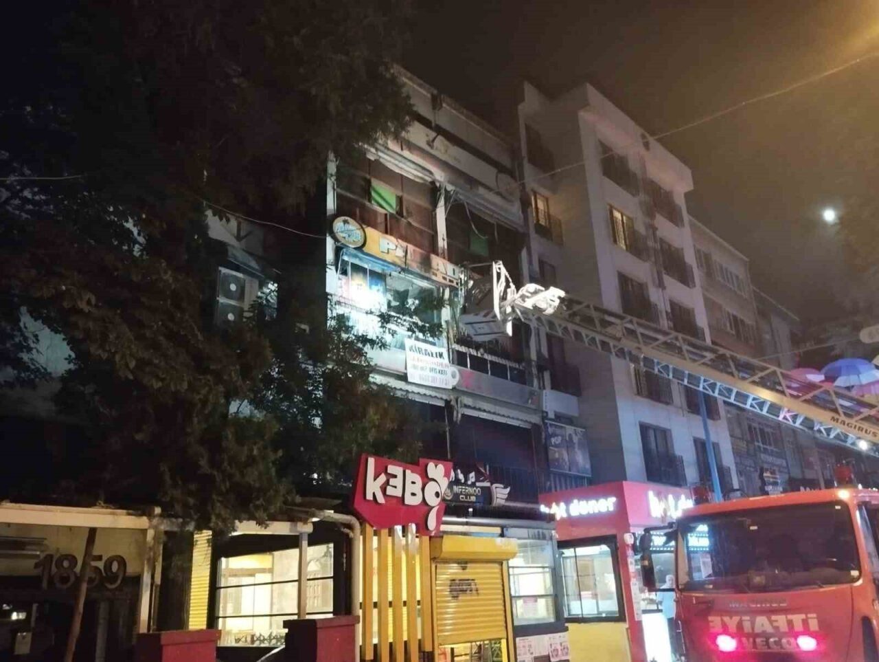 Ankara’nın Çankaya ilçesi Kızılay'da bulunan bir binada çıkan yangın itfaiye