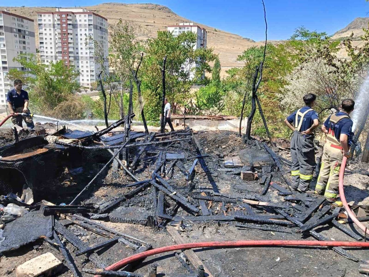 Ankara Mamak'ta otluk alanda çıkan yangının bir gecekondunun bahçesine sıçraması