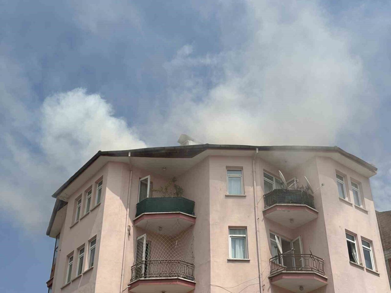 Ankara’nın Akyurt ilçesinde bir binanın bacasında çıkan yangın, ekiplerin müdahalesiyle