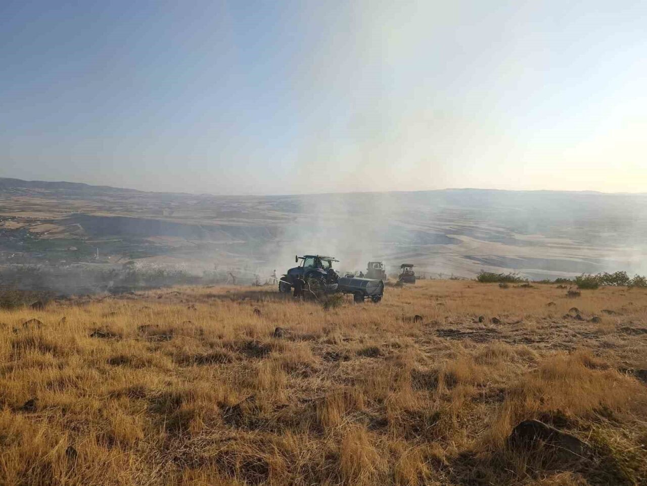 Ankara’nın Ayaş ilçesinde otluk alanda çıkan yangın söndürüldü.