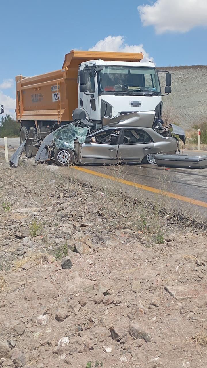 Ankara’da hafriyat kamyonu ile otomobilin çarpıştığı kazada 1 kişi hayatını