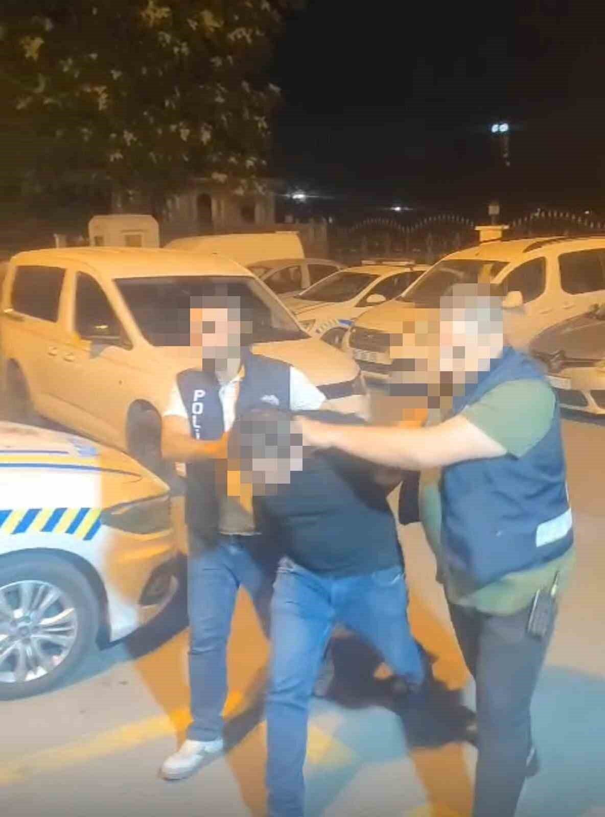 Ankara’nın Sincan ilçesinde otomobilin içinde havai fişek ateşleyen şahsa, 27