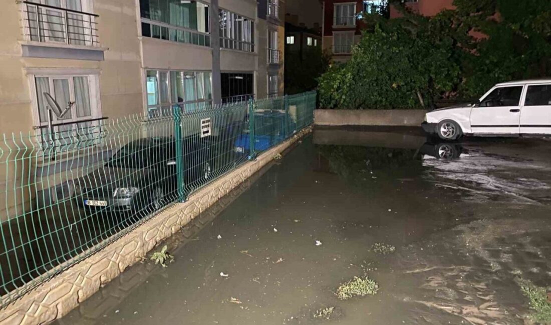 Başkent Ankara’nın Sincan ilçesinde akşam saatlerinde başlayan sağanak yağış sele