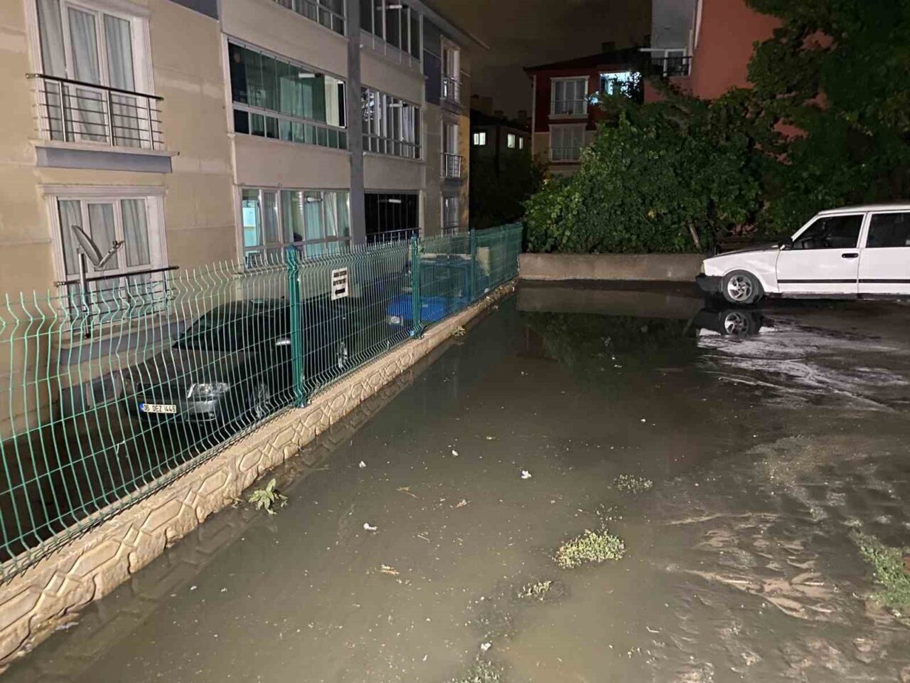 Başkent Ankara’nın Sincan ilçesinde akşam saatlerinde başlayan sağanak yağış sele