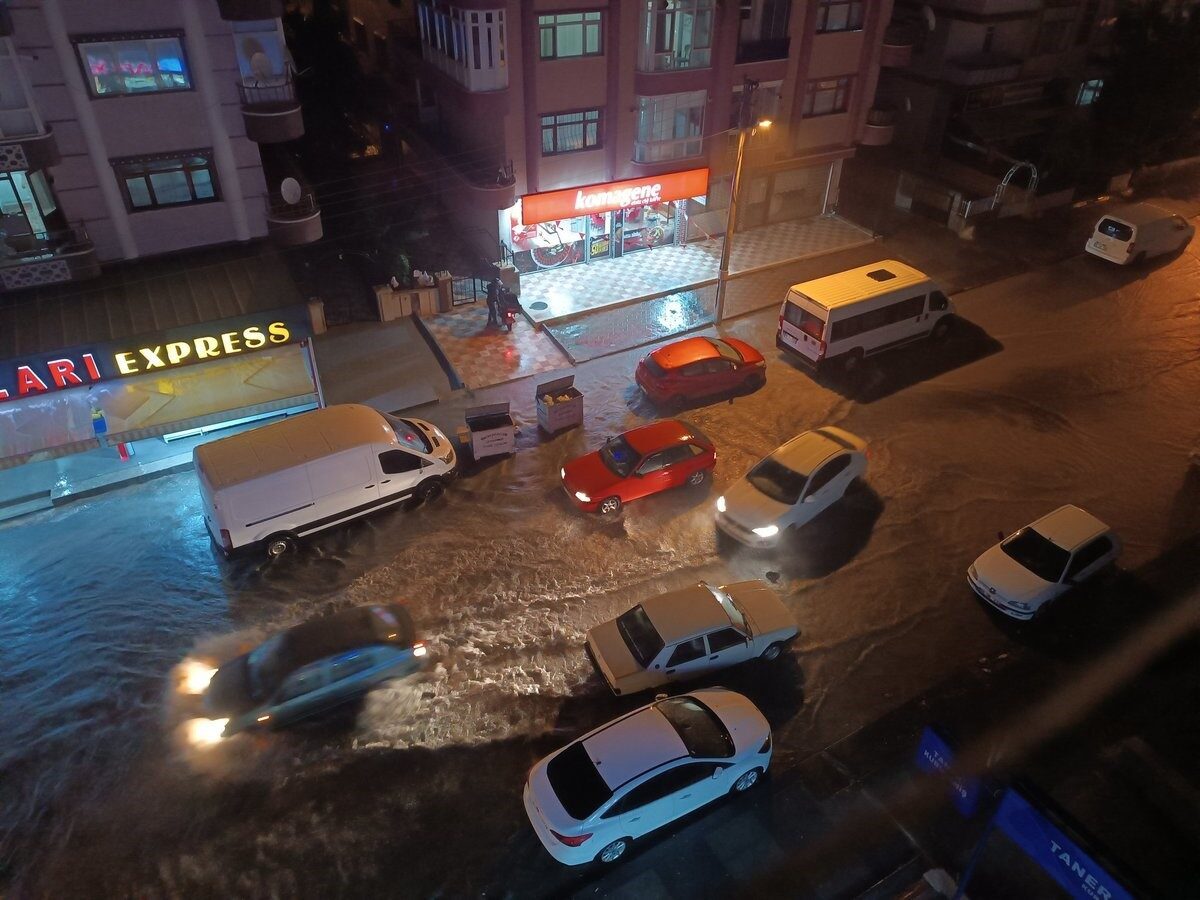 Başkent Ankara’nın ilçelerinde akşam saatlerinde başlayan sağanak yağış sele neden