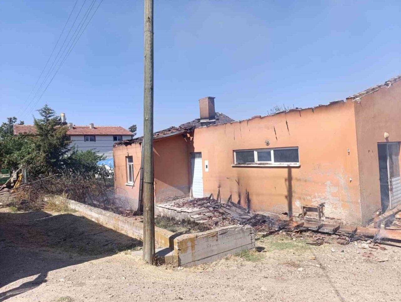 Başkent Ankara’da süt toplama deposunda çıkan yangın itfaiye ekiplerince kontrol