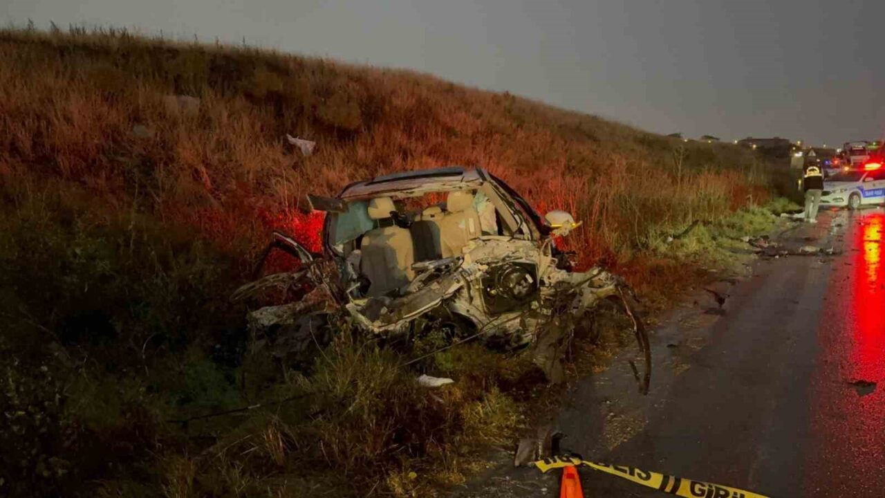 Ankara’nın Polatlı ilçesinde, otomobil ile tırın kafa kafaya çarpışması sonucu