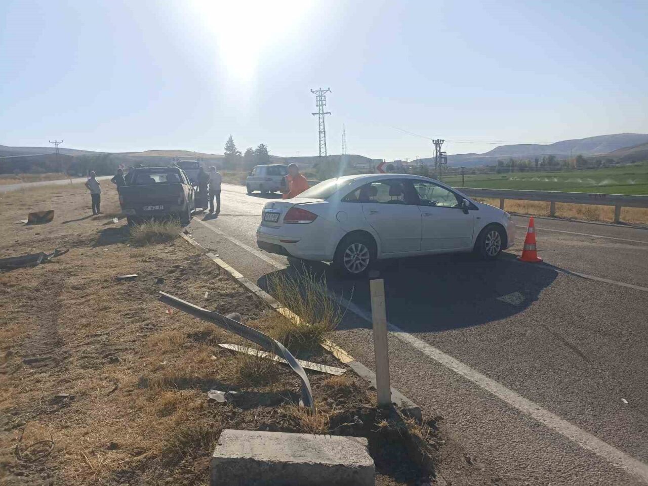 Ankara'nın Beypazarı ilçesinde otomobil ile kamyonetin çarpıştığı kazada 5 kişi