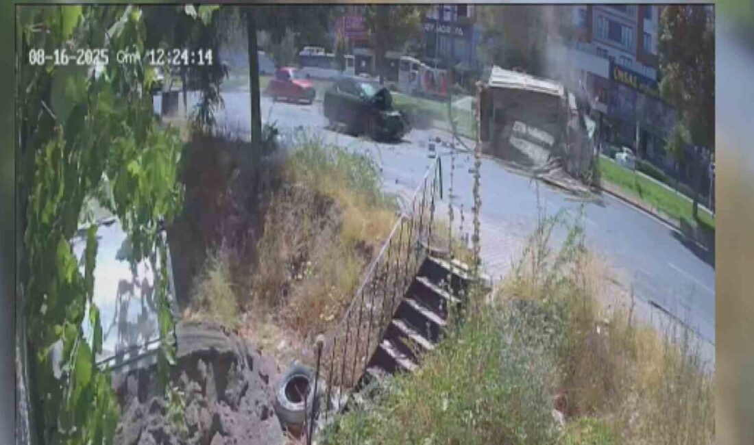 Kayseri’nin Melikgazi ilçesinde bir otomobil arkadan çarptığı tahta dolu kamyoneti