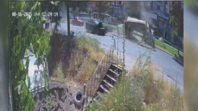 Kayseri’nin Melikgazi ilçesinde bir otomobil arkadan çarptığı tahta dolu kamyoneti